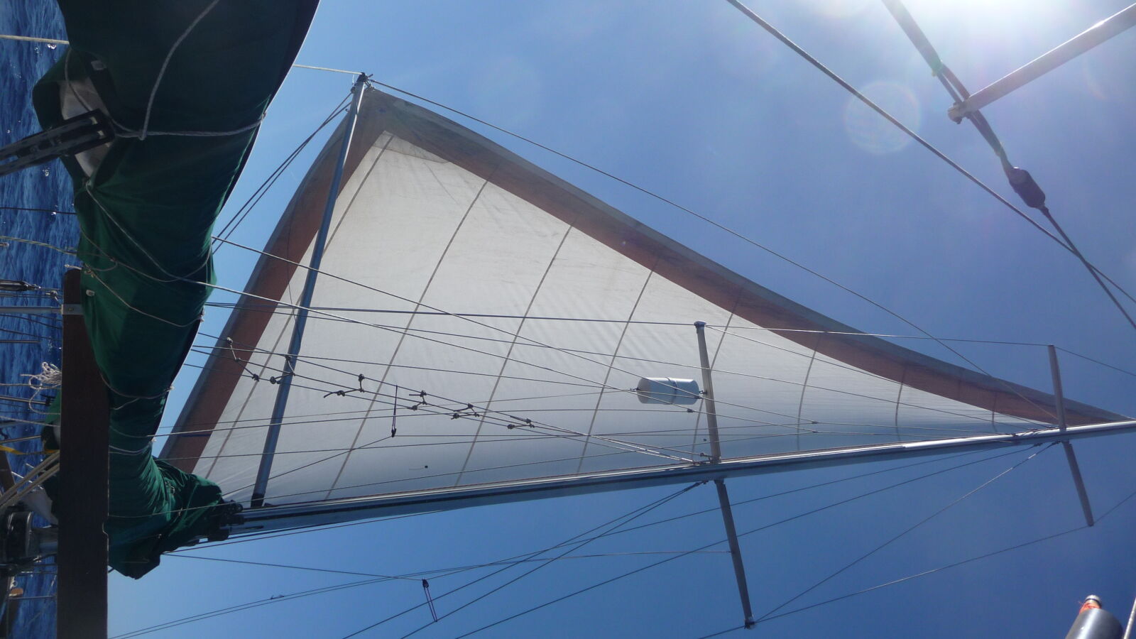 Der Wind hat zugenommen, die ausgebaumte Genua zieht uns gut Richtung Westen.