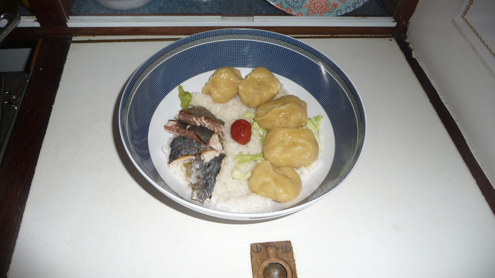 Gebratene Dorade und Gyoza auf Sushi-Reis.