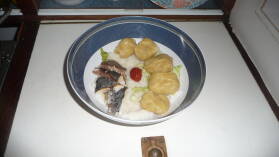 Gebratene Dorade und Gyoza auf Sushi-Reis.