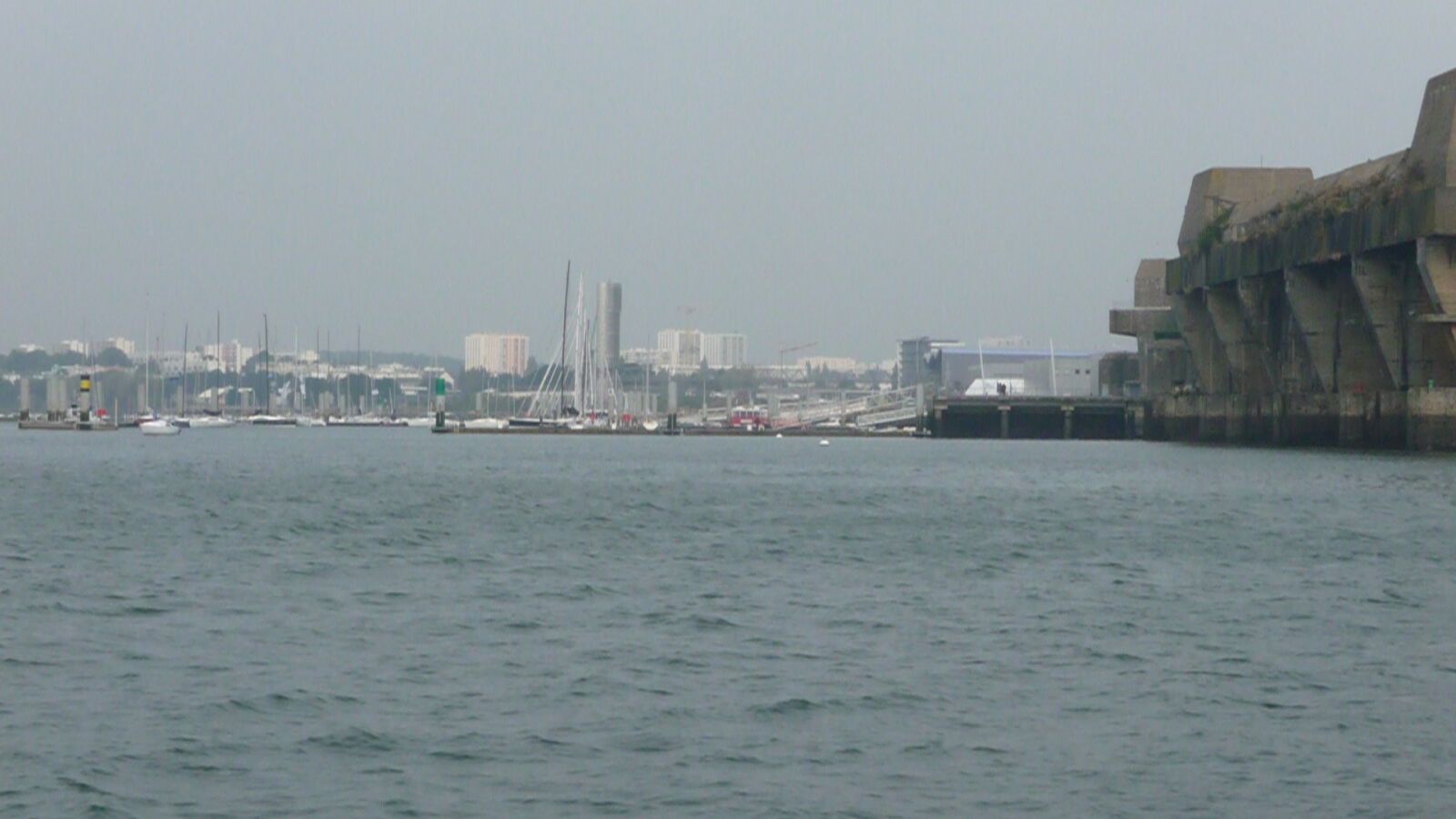 Wrack im Vorhafen von LorientCitÃ© de la Voile Ã‰ric Tabarly von auÃŸen, rechts U-Bootbunker