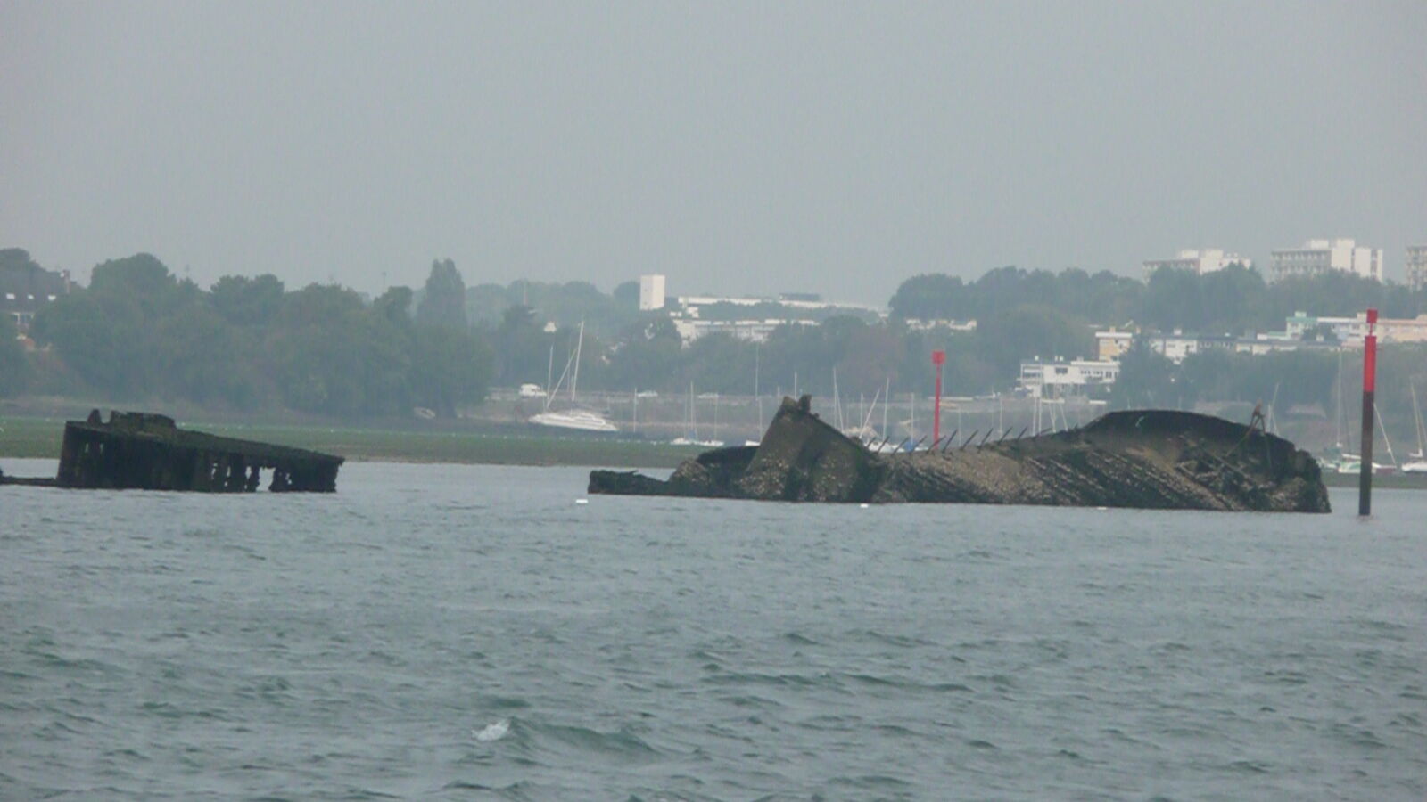 Wrack im Vorhafen von Lorient