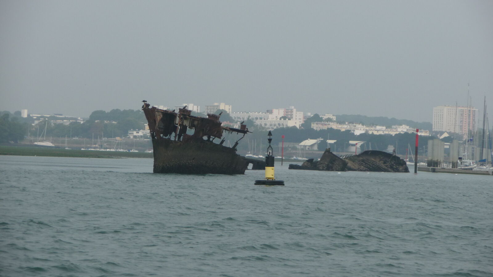 Wrack im Vorhafen von Lorient