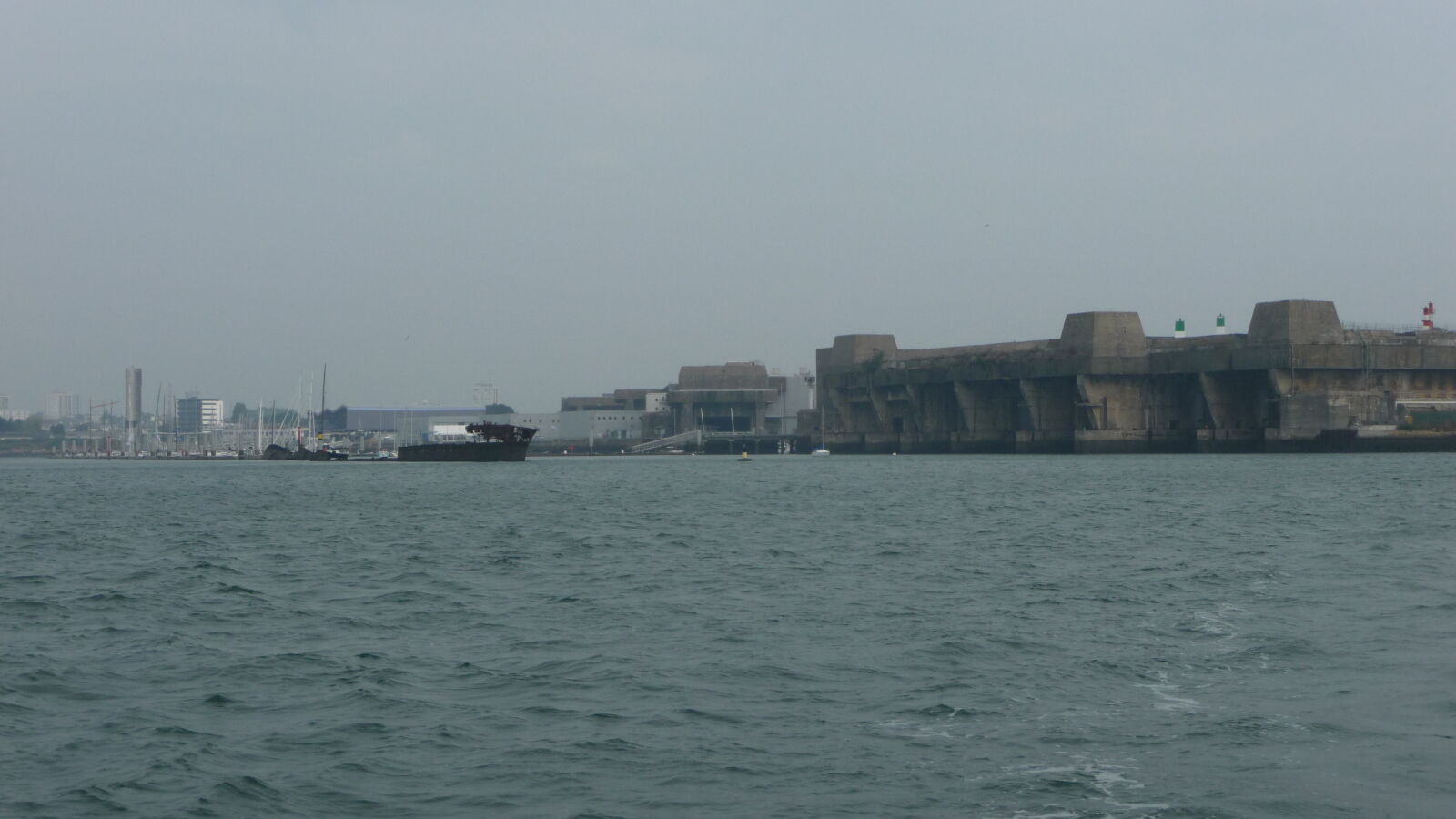 CitÃ© de la Voile Ã‰ric Tabarly von auÃŸen, rechts U-Bootbunker