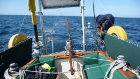 Der Wind steuert das Boot