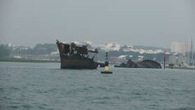Wrack im Vorhafen von Lorient