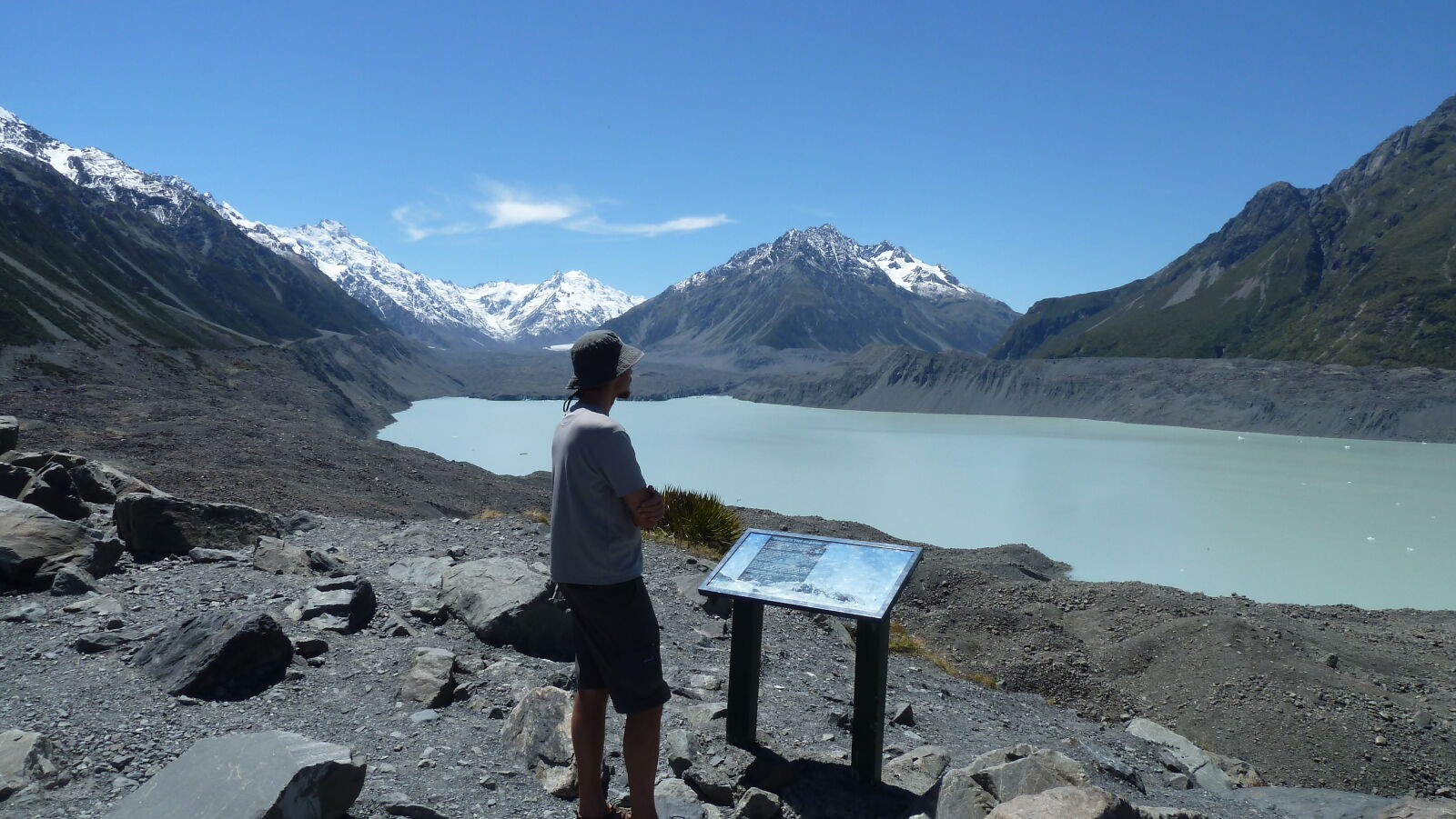 Tasman Glacier (unter Gestein) und Tasman Lake, links Mt. Cook, mitte Malte - Brun - Gebirge.