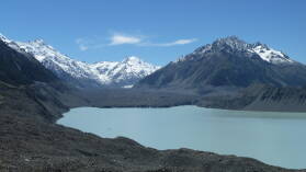 Tasman Glacier und Tasman Lake, rechts Malte Brun.