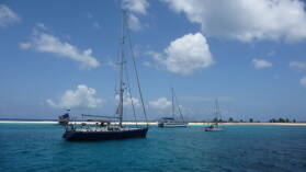 Sandy Island, Carriacou. Ganz rechts SY Frigga / Thomas.