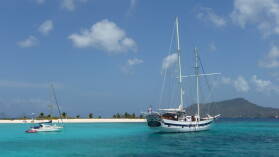 Sandy Island, Carriacou. Ganz links SY Frigga / Thomas.