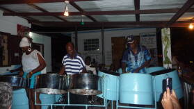 Steel Band im Lambi Queen, Tyrrel Bay, Carriacou.
