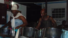 Steel Band im Lambi Queen, Tyrrel Bay, Carriacou.