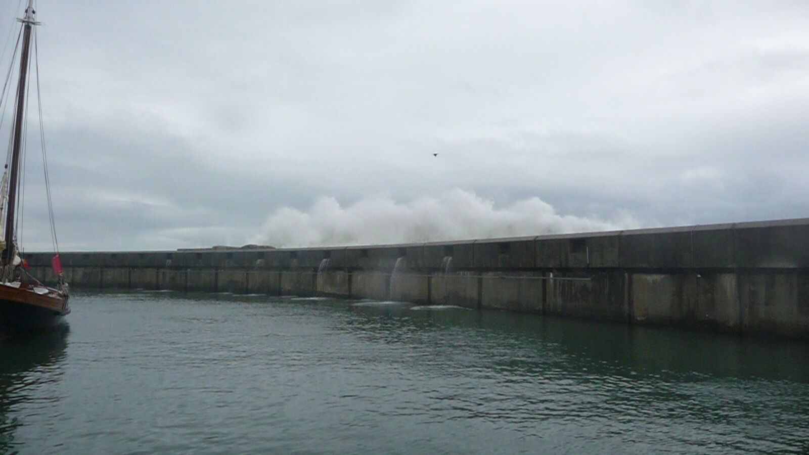Wellenbrecher der Marina Cascais von innen.