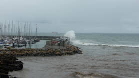 Wellenbrecher der Marina Cascais von auÃŸen.