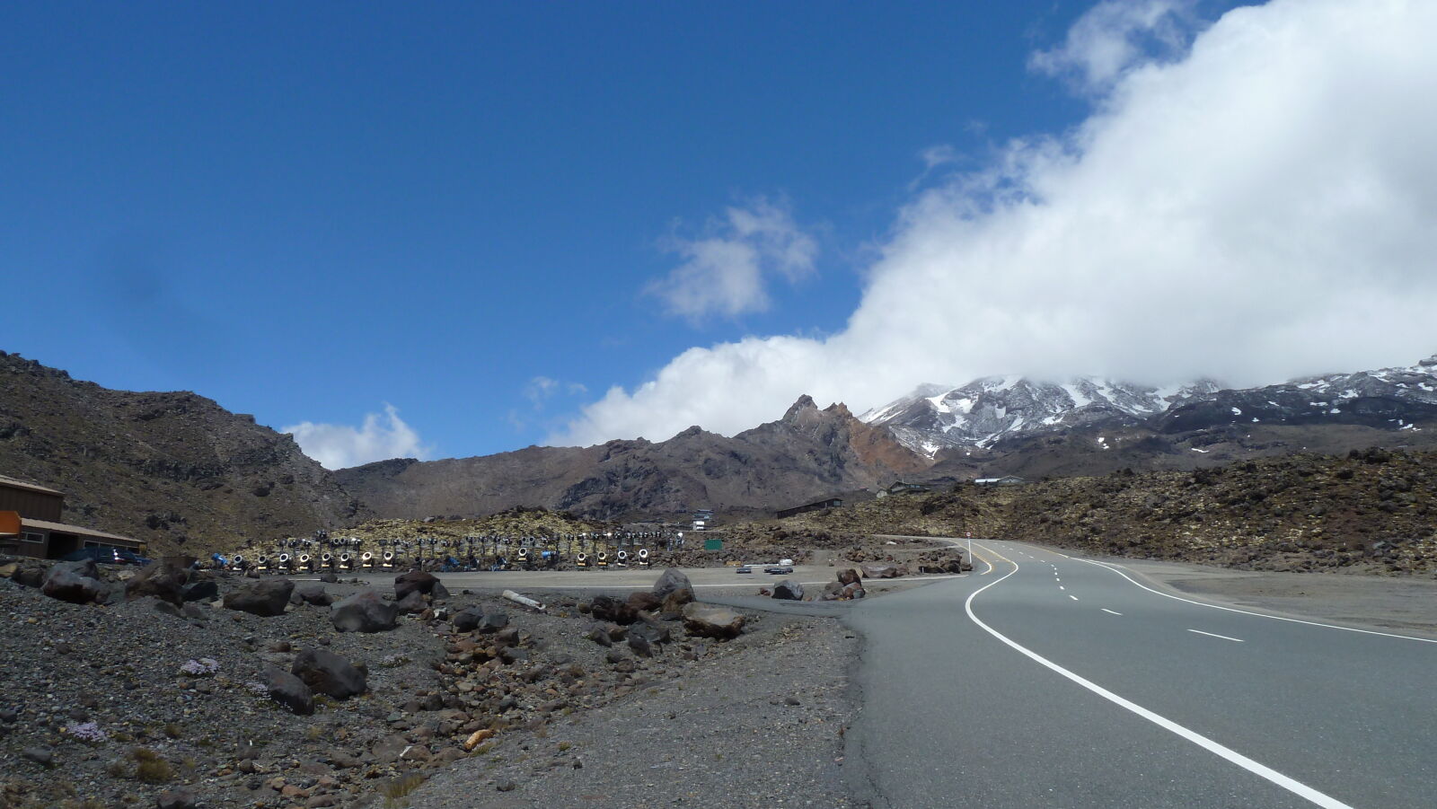 Schneekanonenparade in Whakapapa Ski Area, Tongariro National Park.