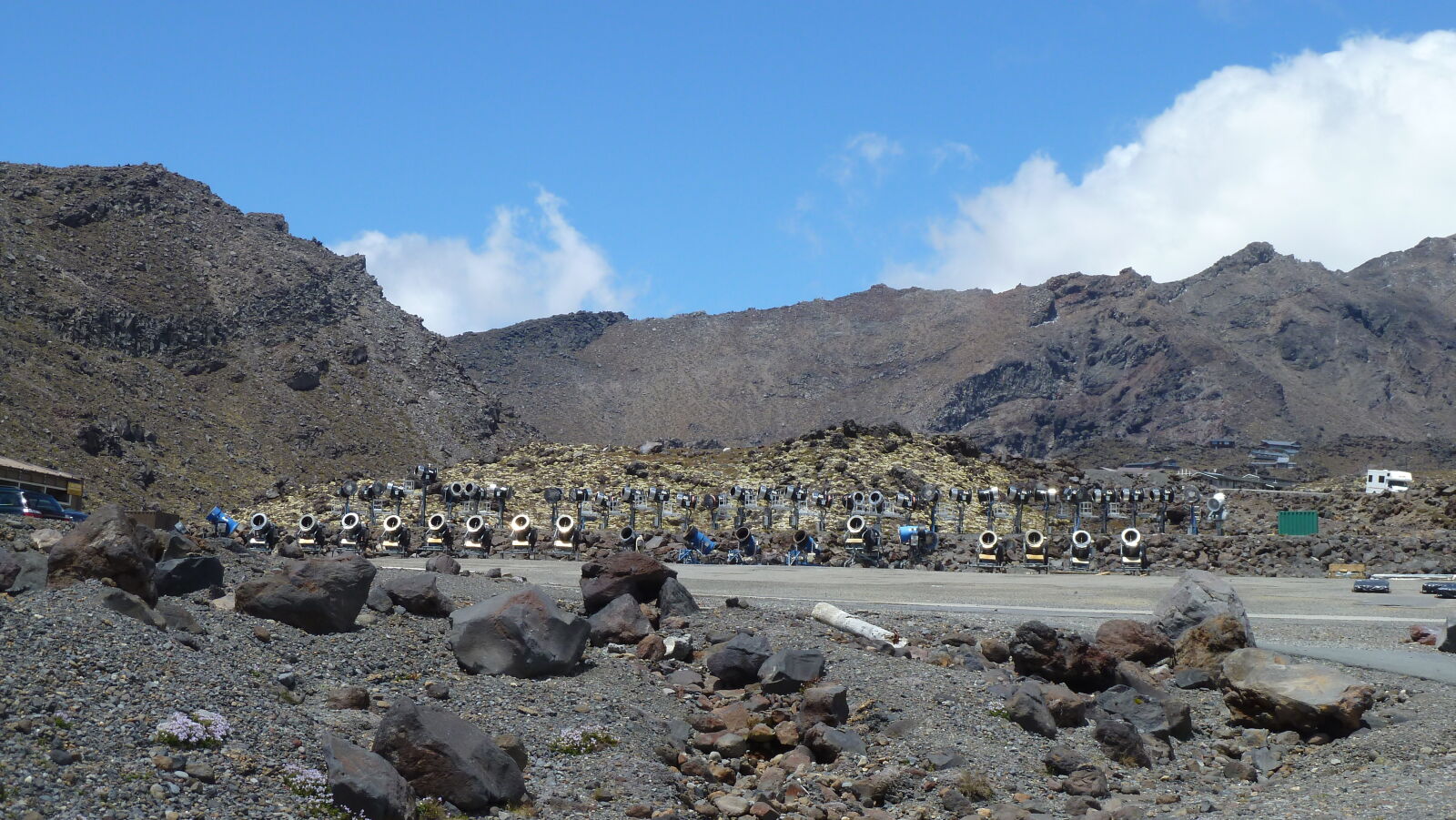 Schneekanonenparade in Whakapapa Ski Area, Tongariro National Park.