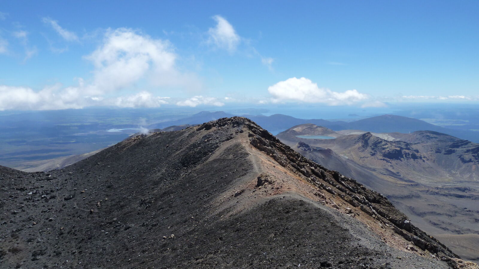 Am Gipfel des Mt. Ngauruhoe (2287 m); Tongariro Northern Circuit, Tag 1.