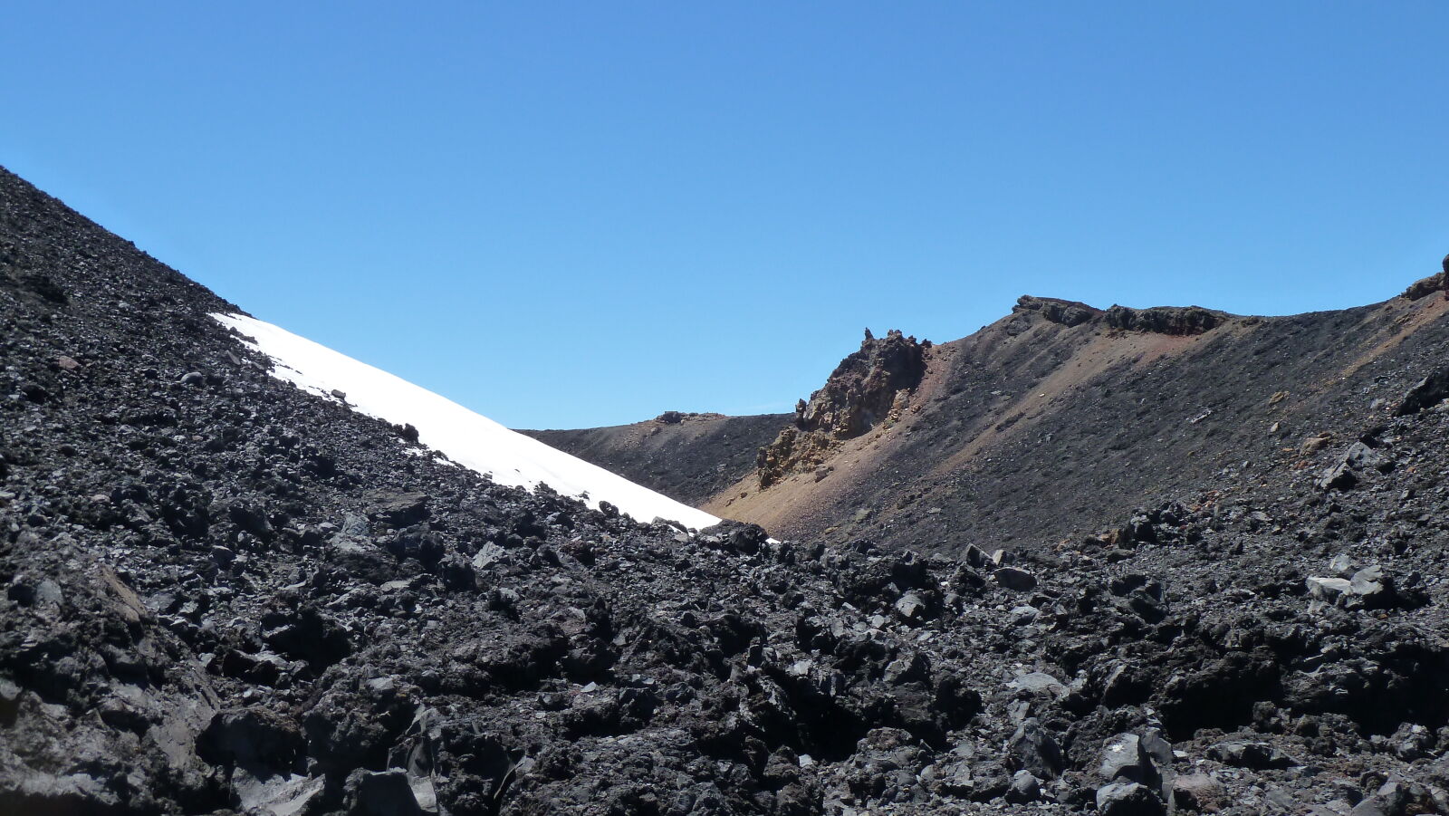 Am Gipfel des Mt. Ngauruhoe (2287 m); Tongariro Northern Circuit, Tag 1.