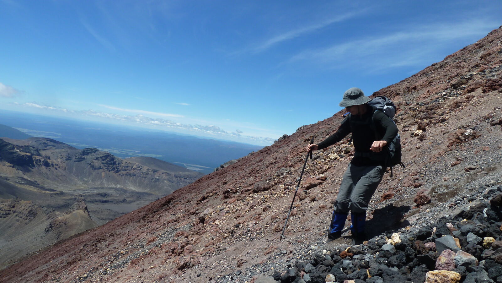 Abstieg vom Mt. Ngauruhoe (2287 m); Tongariro Northern Circuit, Tag 1.