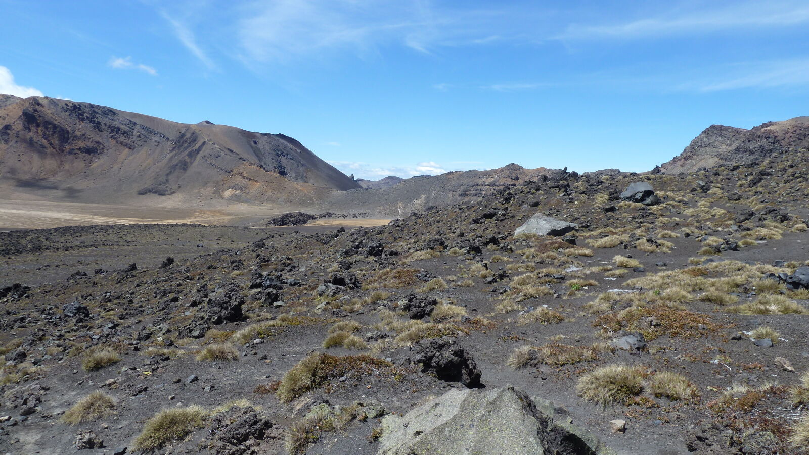 Abstieg vom Mt. Ngauruhoe (2287 m); Tongariro Northern Circuit, Tag 1.