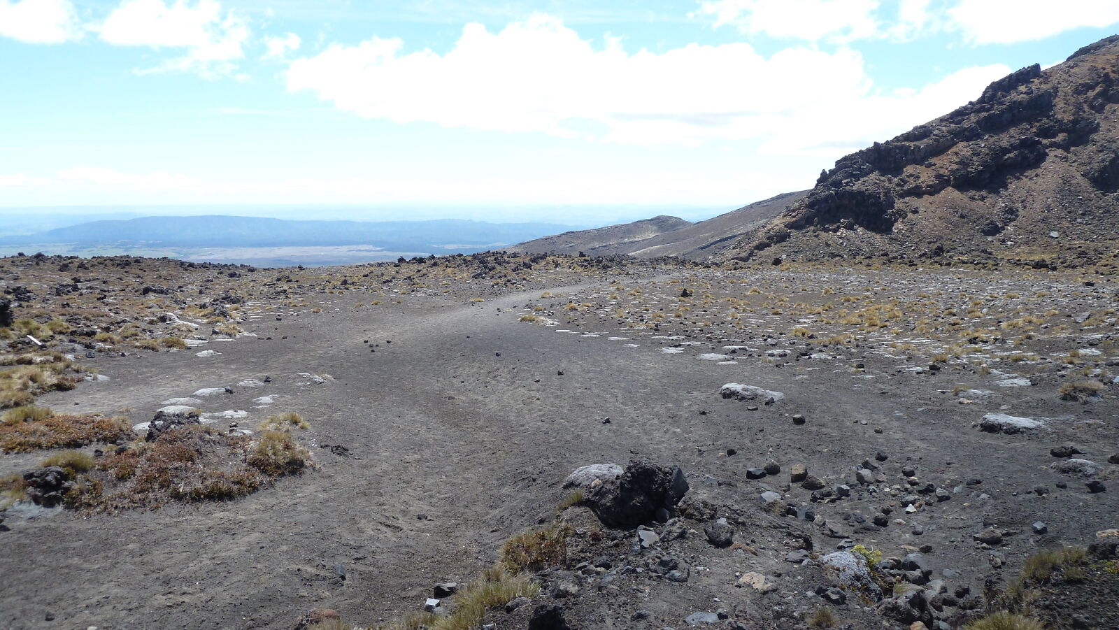 Abstieg vom Mt. Ngauruhoe (2287 m); Tongariro Northern Circuit, Tag 1.