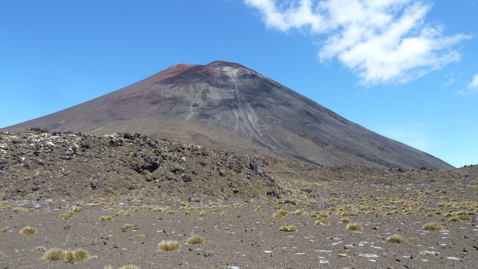 Abstieg vom Mt. Ngauruhoe (2287 m); Tongariro Northern Circuit, Tag 1.