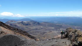 Am Gipfel des Mt. Ngauruhoe (2287 m); Tongariro Northern Circuit, Tag 1.