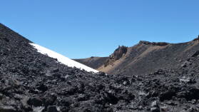Am Gipfel des Mt. Ngauruhoe (2287 m); Tongariro Northern Circuit, Tag 1.