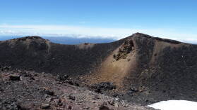 Am Gipfel des Mt. Ngauruhoe (2287 m); Tongariro Northern Circuit, Tag 1.