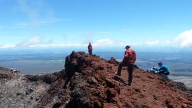 Am Gipfel des Mt. Ngauruhoe (2287 m); Tongariro Northern Circuit, Tag 1.