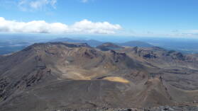 Abstieg vom Mt. Ngauruhoe (2287 m); Tongariro Northern Circuit, Tag 1.
