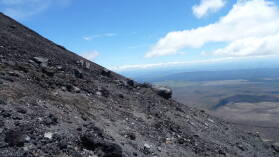 Abstieg vom Mt. Ngauruhoe (2287 m); Tongariro Northern Circuit, Tag 1.