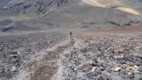 Abstieg vom Mt. Ngauruhoe (2287 m); Tongariro Northern Circuit, Tag 1.