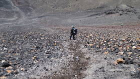 Abstieg vom Mt. Ngauruhoe (2287 m); Tongariro Northern Circuit, Tag 1.