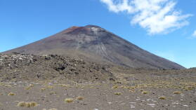 Abstieg vom Mt. Ngauruhoe (2287 m); Tongariro Northern Circuit, Tag 1.