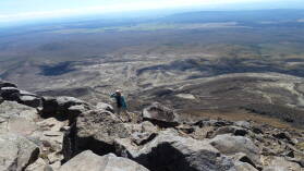 Am Gipfel des Mt. Tongariro (1967 m); Tongariro Northern Circuit, Tag 1.