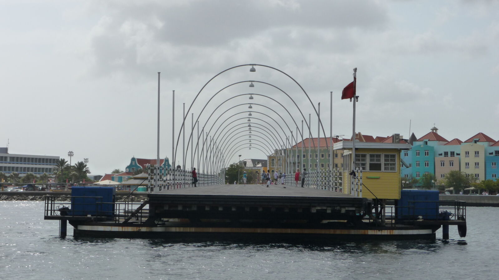Queen Emma Bridge, welche Punda und Otrabanda verbindet. Wenn sie nicht gerade zur seite geschwenkt wird.