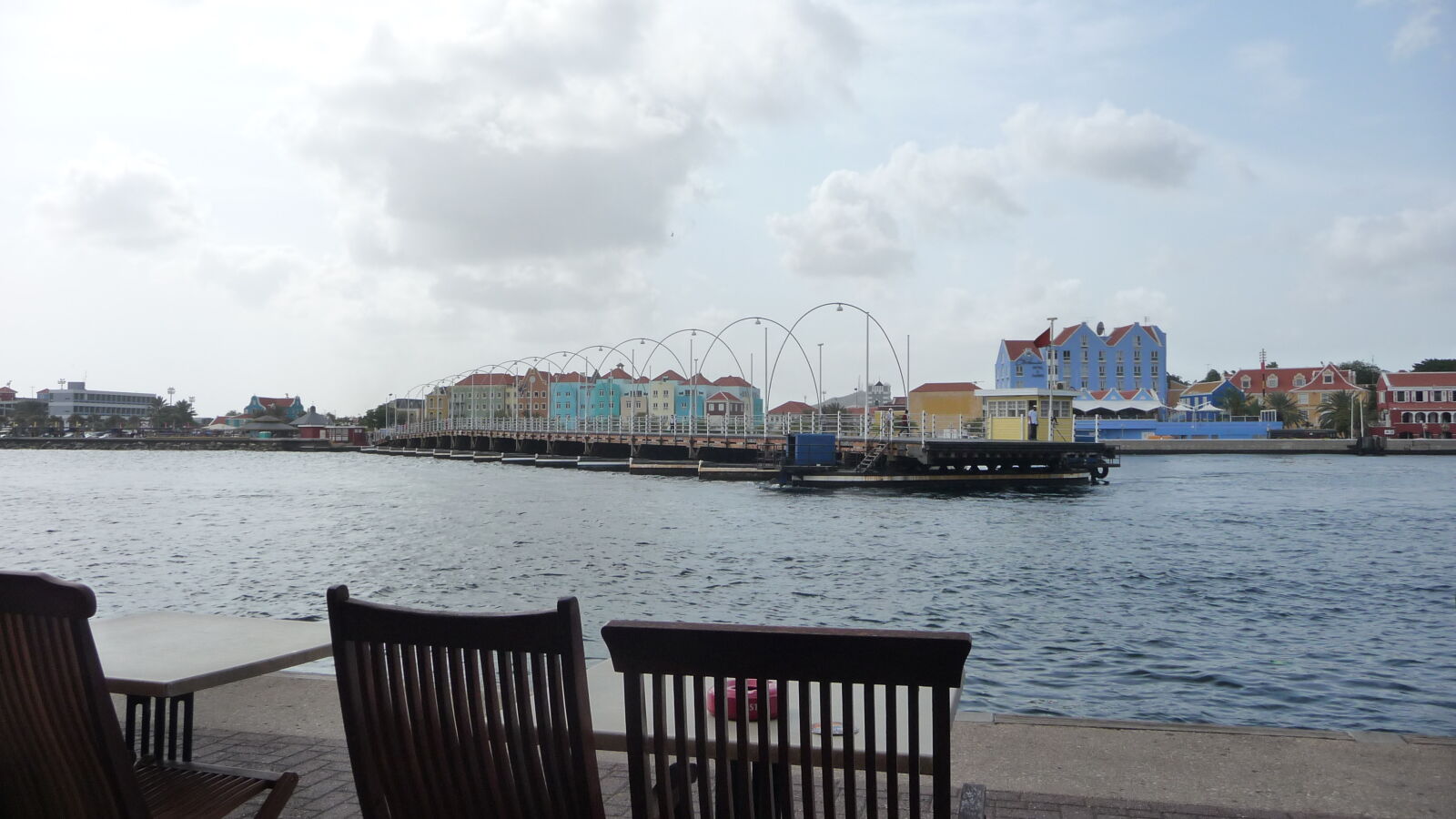 Queen Emma Bridge, welche Punda und Otrabanda verbindet. Wenn sie nicht gerade zur seite geschwenkt wird.