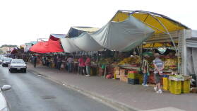 Der "Schwimmende Markt". Hier bieten venezuelanische Verkäufer frisches Obst und Gemüse an.