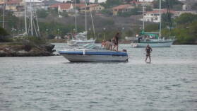 Auch für Motorboote kann es zu seicht werden, wenn man keine Seekarte verwendet.