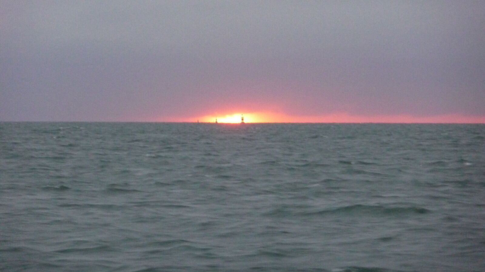 Seezeichen im Sonnenuntergang
