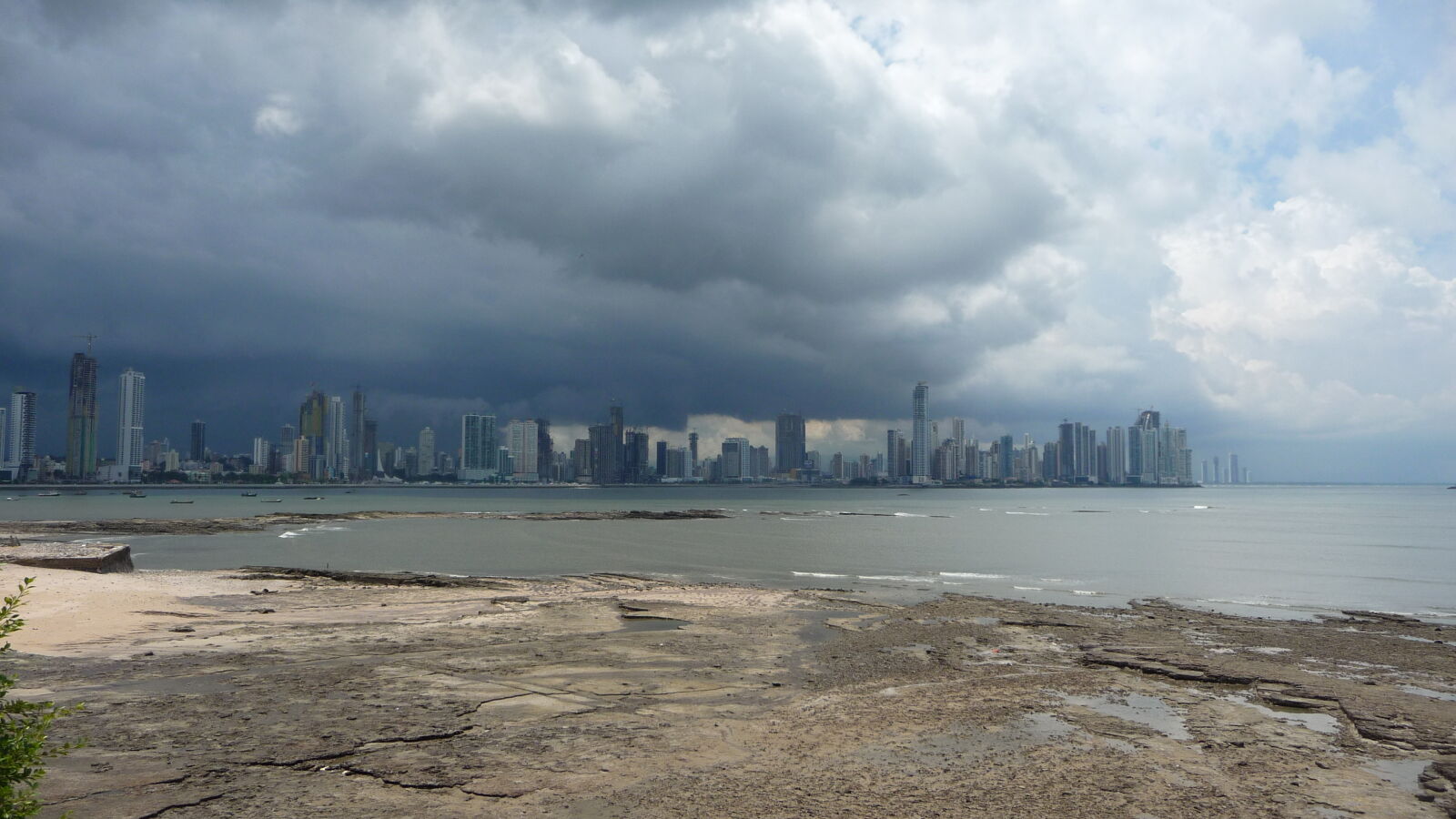 Blick von Casco Viejo auf die Skyline von Panama City.