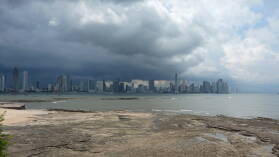 Blick von Casco Viejo auf die Skyline von Panama City.