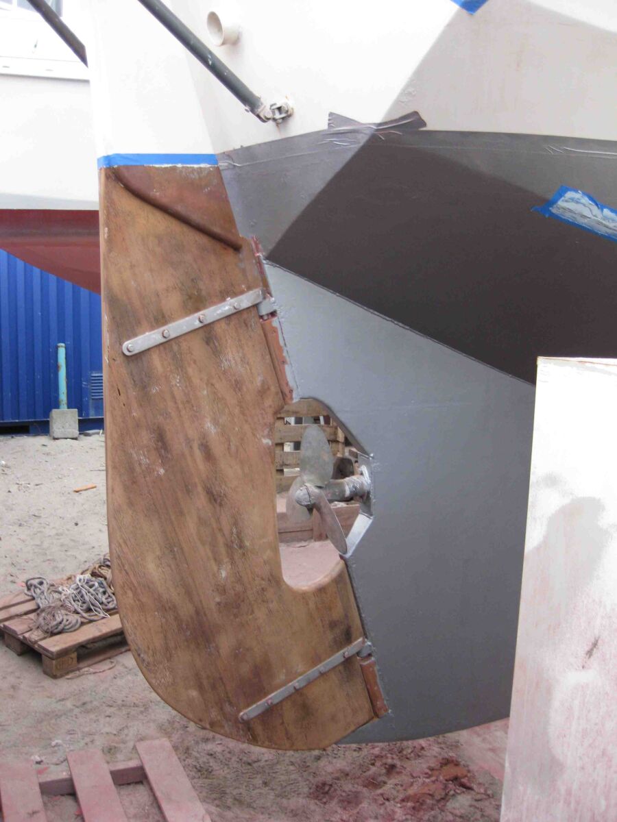 Das Ruder aus Teak, blankgeschliffen.