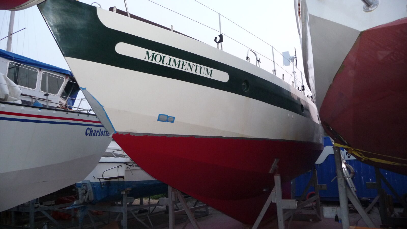 Nach unzähligen Schichten Primer folgen etliche mit Antifouling.