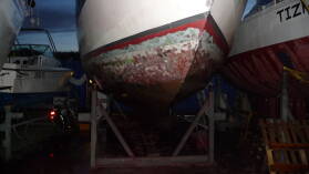 Das Unterwasserschiff wurde sandgestrahlt.