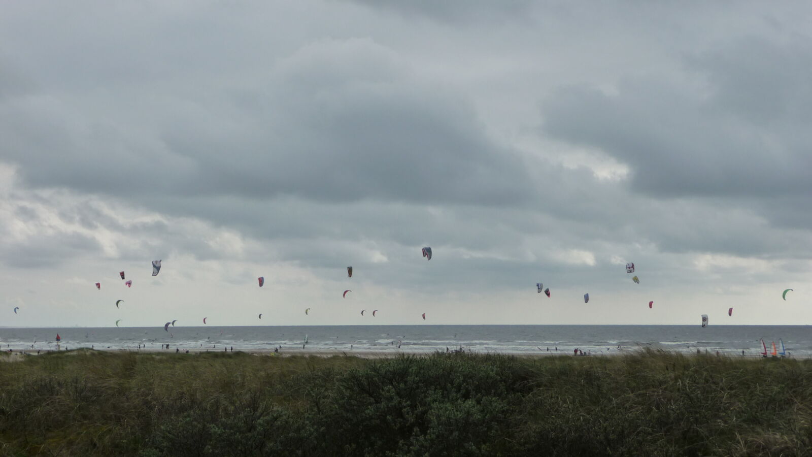 Kites. Der ganze Horizont, bedeckt mit Kites.