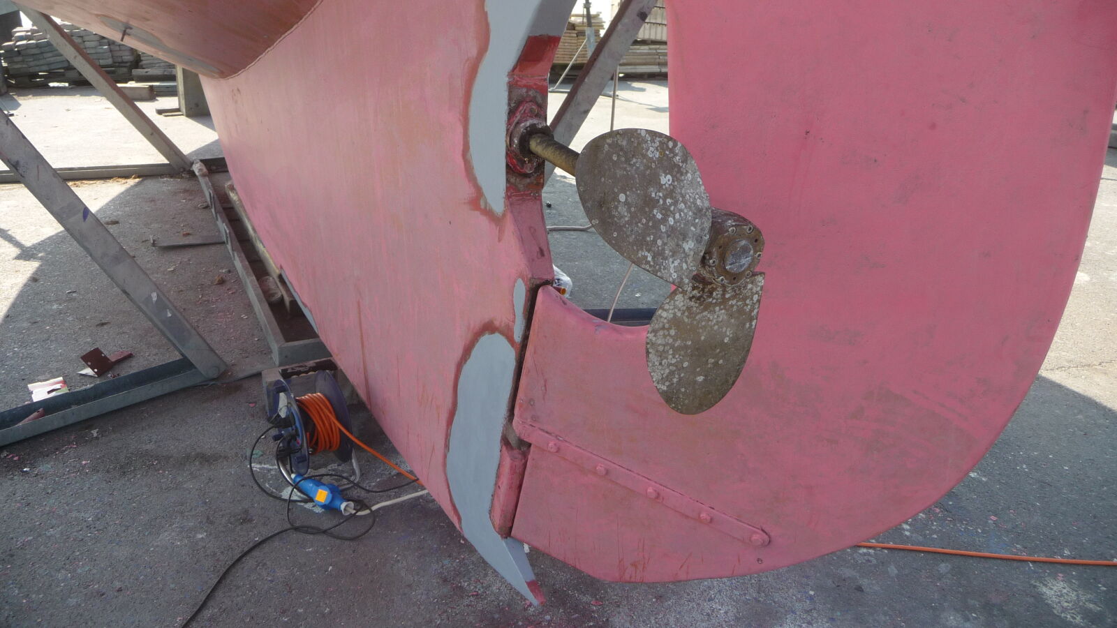 Der Propeller vor unserer Behandlung. Der hier fehlende dritte FlÃ¼gel ist nicht verloren gegangen, sondern gerade ausgebaut.