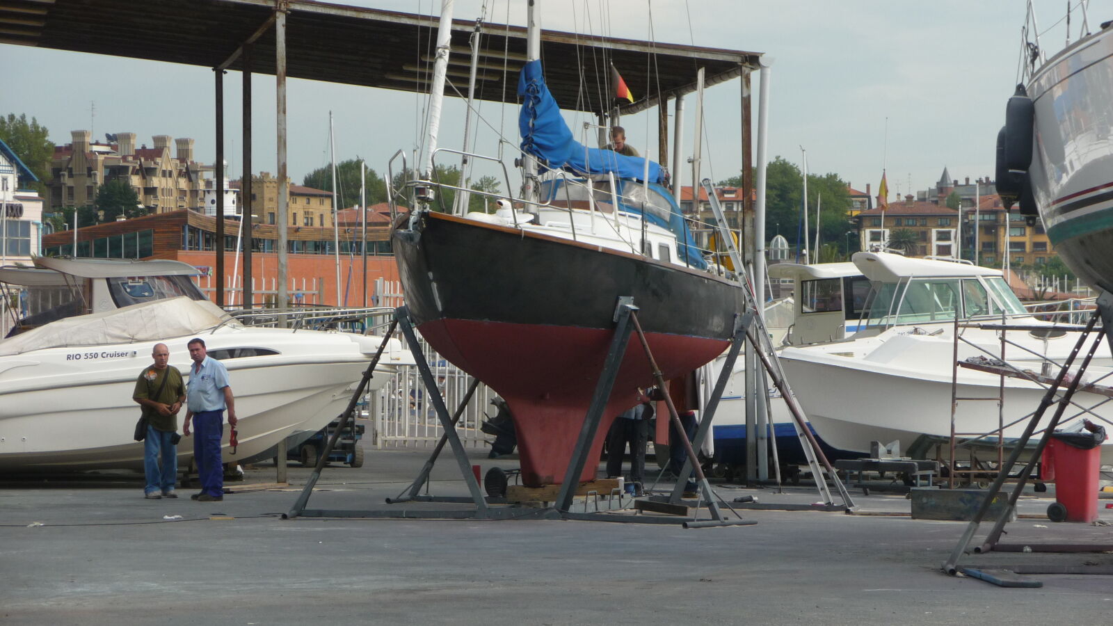 Alex, unser Dolmetscher, auf seiner Segeljacht.