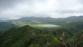 Blick auf den Grand Etang Lake vom Mt. Qua Qua Trail.