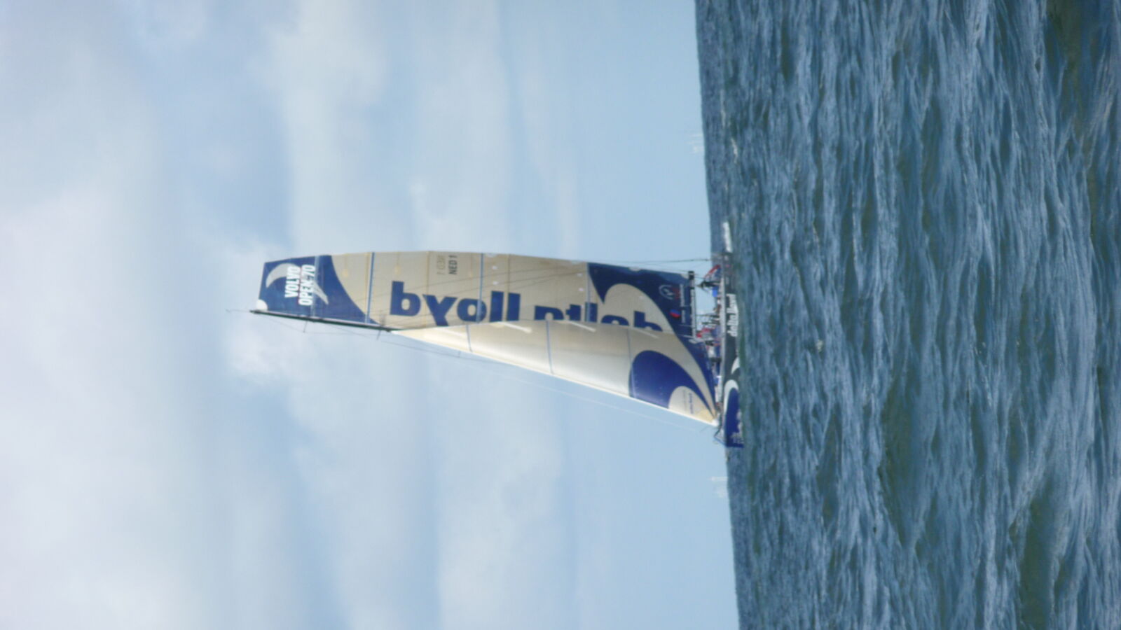 Die Zweitletzten des Volvo Ocean Race vor der Hafeneinfahrt von IJmuiden
